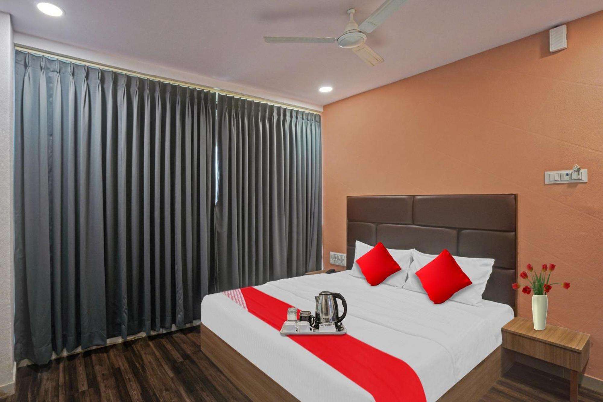 Hotel O Infinity Surat Eksteriør bilde
